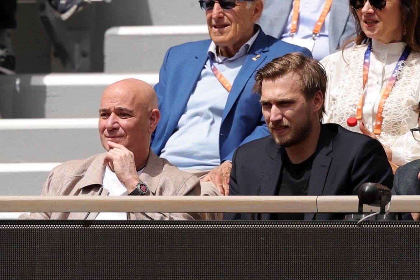 Agassi demolisce Sinner a Parigi: ko in meno di due ore, nessuna scusa; deve cambiare qualcosa nel team